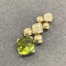 銀座本店で、タサキのK18素材のペリドット2.43ctとダイヤモンド 0.10ctのペンダントトップを買取いたしました。状態は通常使用感がある中古のお品物です。