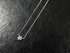 大阪心斎橋店の出張買取にて、ジュエリーマキのプラチナ850が素材に使用された0.17ctダイヤモンドネックレスを高価買取いたしました。状態は通常使用感のお品物です。