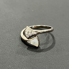 エコスタイル浜松入野店で、ブルガリの750素材のディーヴァンドームコレクションのシェル/7Pダイヤのリングを買取ました。状態は若干の使用感がある中古品です。