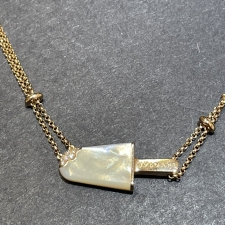 銀座本店で、ブルガリのAu750を使用した、ジェラーティラインのホワイトシェル×ダイヤモンドネックレスを買取ました。状態は綺麗な状態の中古美品です。