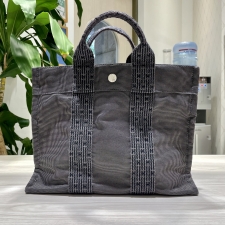 渋谷店で、エルメスのエールラインPMのハンドバッグを買取ました。状態は若干の使用感がある中古品です。