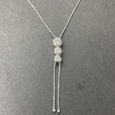 銀座本店で、タサキのK18WGを使用したトリロジー/3連ダイヤモンドネックレスを買取ました。状態は綺麗な状態の中古美品です。