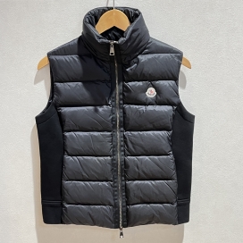 モンクレールの18年製 黒 GILET ダウンベストの買取実績です。