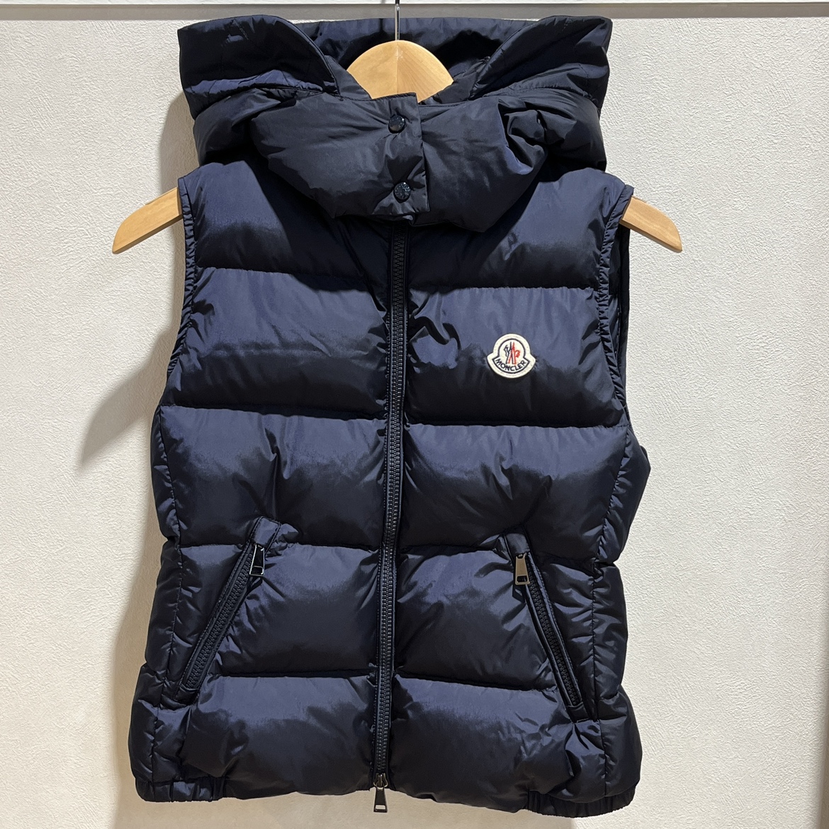 モンクレールの18年製 ネイビー GALLINULE GILET ダウンベストの買取実績です。