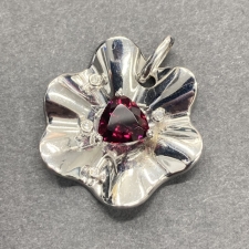 エコスタイル銀座本店で、タサキのK18WG素材のガーネット×ダイヤモンドのペンダントトップを買取いたしました。状態は若干の使用感がある中古品です。