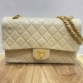 シャネルの2番台 ベージュ マトラッセ ラムスキン ダブルフラップ チェーンショルダーバッグの買取実績です。