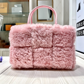 ボッテガ・ヴェネタのミディアム アルコ ムートン トートバッグの買取実績です。