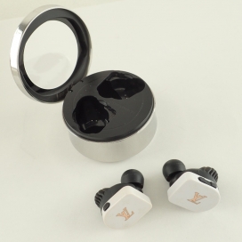ルイヴィトンの2019年モデル QAB020 ホライゾン モノグラム ワイヤレスイヤホン ホワイトの買取実績です。