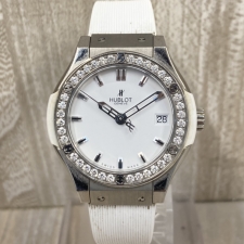銀座本店で、ウブロのクラシックフュージョンのパールホワイトダイヤモンドのクオーツ腕時計の581.NE.6070.LR.1204.JPN16を買取いたしました。状態は若干の使用感がある中古品です。