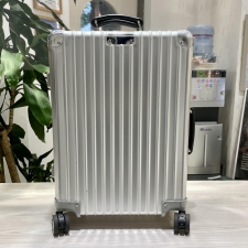 リモワ ステンレス 972.52 クラシックキャビン 33L マルチホイールキャリーケース 買取実績です。