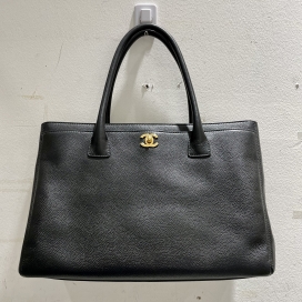 シャネルのブラック ソフトキャビア 13番台 レギュラーサイズ エグゼクティブトートの買取実績です。