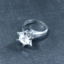 エコスタイル大阪心斎橋店にて、1.515カラットの1PダイヤモンドがセッティングされたPt900リングを高価買取いたしました。状態は通常使用感のお品物です。