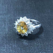 大阪心斎橋店にて、3.55ctのイエロートパーズと0.71ctのダイヤモンドがセッティングされたプラチナ900のリングを高価買取いたしました。状態は通常使用感のお品物です。