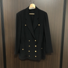 エコスタイル大阪心斎橋店にて、シャネルの金釦デザインが特徴的なブラックカラーのダブルジャケットを高価買取いたしました。状態は通常使用感のお品物です。