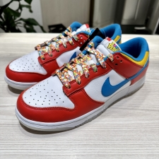 渋谷店でナイキのDH8009-600、DUNK LOW QS LEBRON JAMES Fruity Pebblesというスニーカーを買取させていただきました。状態は未使用品です。