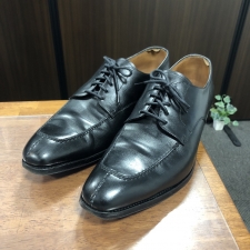 心斎橋店にて、カルミナの黒色のUチップレザーシューズ・1-3623を高価買取いたしました。状態は通常使用感のお品物です。