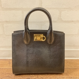フェラガモのスタジオボックス カルングレザー ミニハンドバッグ 212482 754328の買取実績です。