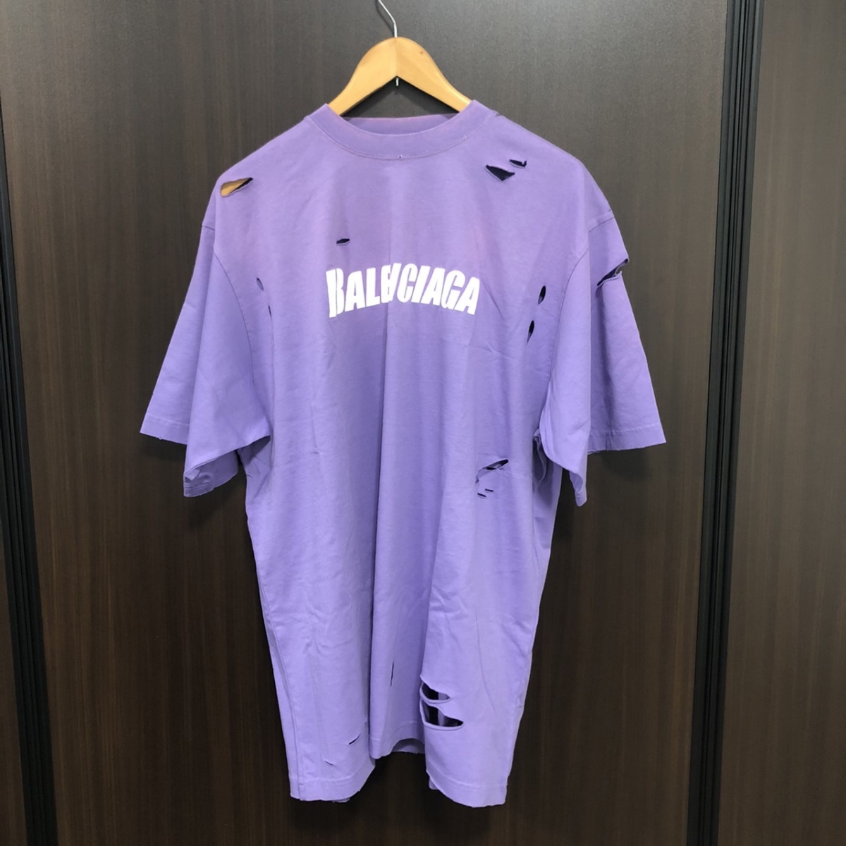 バレンシアガの2021年SS 651795 デストロイ加工ブランドロゴ クルーネックTシャツの買取実績です。