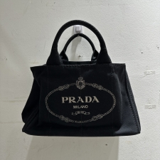 渋谷店で、プラダの2WAYバッグ、カナパを買取りました。状態は目立つ傷、汚れ、使用感のある中古品です。
