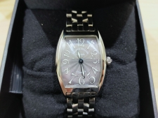 新宿店でフランクミュラーの1752QZ、トノーカーベックス、SS素材のクォーツ時計を買取させていただきました。状態は若干の使用感がある中古品です