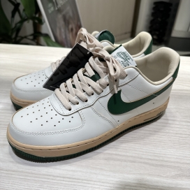 ナイキのDZ4764-133 WMNS AIR FORCE 1 '07 LV8 SAIL/GORGE GREEN-SESAME-PEARL WHITE スニーカーの買取実績です。