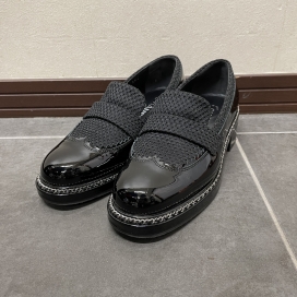 シャネルのG35317 ブラック パテント チェーンステッチ ヒールロゴ ローファーの買取実績です。