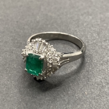 エコスタイル銀座本店で、Pt900素材の0.63ctと0.46ctのエメラルドとダイヤモンドを使ったリングを買取いたしました。状態は