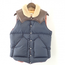 宅配買取センターでロッキーマウンテンのChristy Vest、ヨークシープレザー切替のダウンベストを買取させていただきました。状態は綺麗な状態の中古美品です。