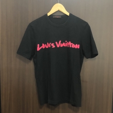 心斎橋店にて、ルイヴィトンとスティーブン・スプラウスのコラボモデルであるグラフィティロゴ半袖Tシャツ(RM0911S-MOJR93JDT)を高価買取いたしました。状態は通常使用感のお品物です。