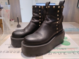 ヴァレンティノの22-23AW Vロゴ ロックスタッズ シグネチャーカーフスキン ショートブーツの買取実績です。