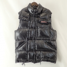 浜松入野店で、モンクレールとフラグメントデザインのコラボのGENIUS ANCHETA GILET ダウンベストを買取いたしました。状態は未使用品です。