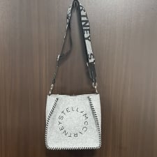 心斎橋店にて、ステラマッカートニーのフェルト素材にステラロゴ刺繍が施されたショルダーバッグ(557906・W8590)を高価買取いたしました。状態は綺麗な状態のお品物です。