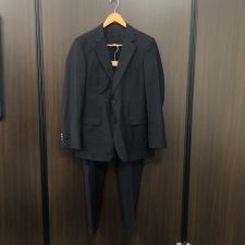 心斎橋店にて、グッチの裏地インターロッキングデザインが特徴的なストライプスーツを高価買取いたしました。状態は通常使用感のお品物です。