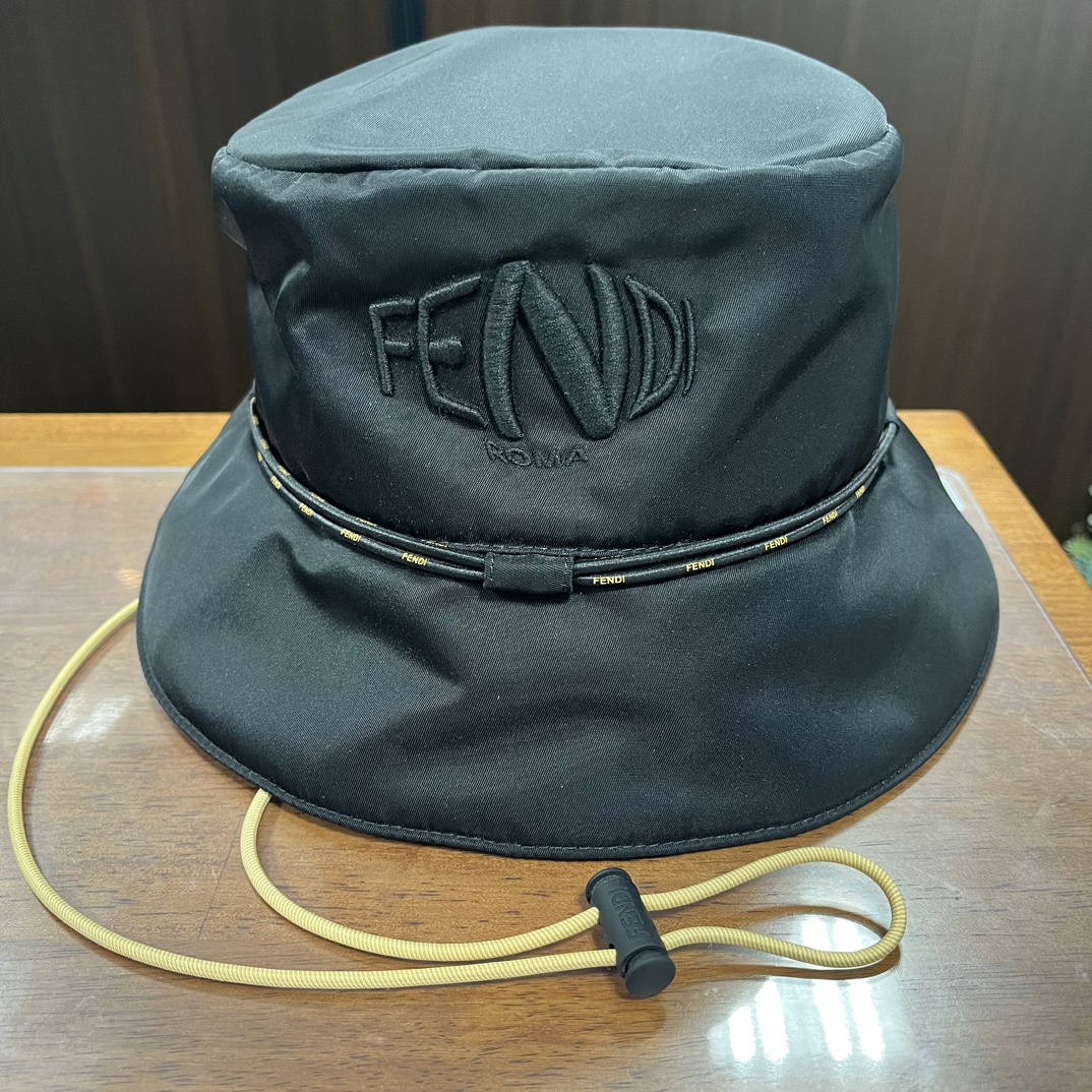フェンディのFXQ801 AFYP 2021SS 黒 ナイロン ロゴ刺繍バケットハットの買取実績です。