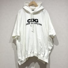 浜松入野店で、コムデギャルソンのロゴプリントポンチョパーカーsz-t018を買取ました。状態は綺麗な状態の中古美品です。