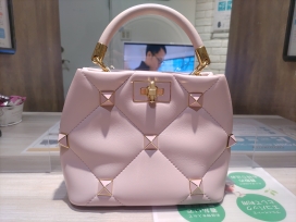 ヴァレンティノのローマンスタッズ ナッパレザー スモールハンドルバッグの買取実績です。