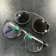 エコスタイル心斎橋店で、オリバーピープルズの名作OP-505の復刻アイテムの、リミテッドエディション雅、専用クリップオン付きのメガネを買取しました。状態は若干の使用感がある中古品です。
