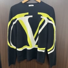 心斎橋店で、ヴァレンティノのロゴデザインの、ウールカシミヤ素材ニットセーターを買取しました。状態は若干の使用感がある中古品です。