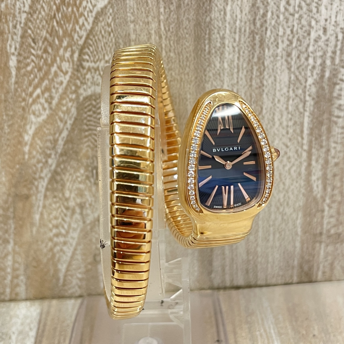 銀座本店で、ブルガリのK18PG、セルペンティトゥボガスのダイヤベゼル