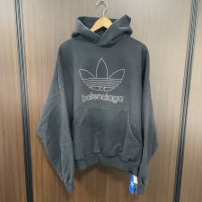 心斎橋店で、23SSのバレンシアガとアディダスコラボのLarge Hoodie、パーカー712396を買取ました。状態は綺麗な状態の中古美品です。