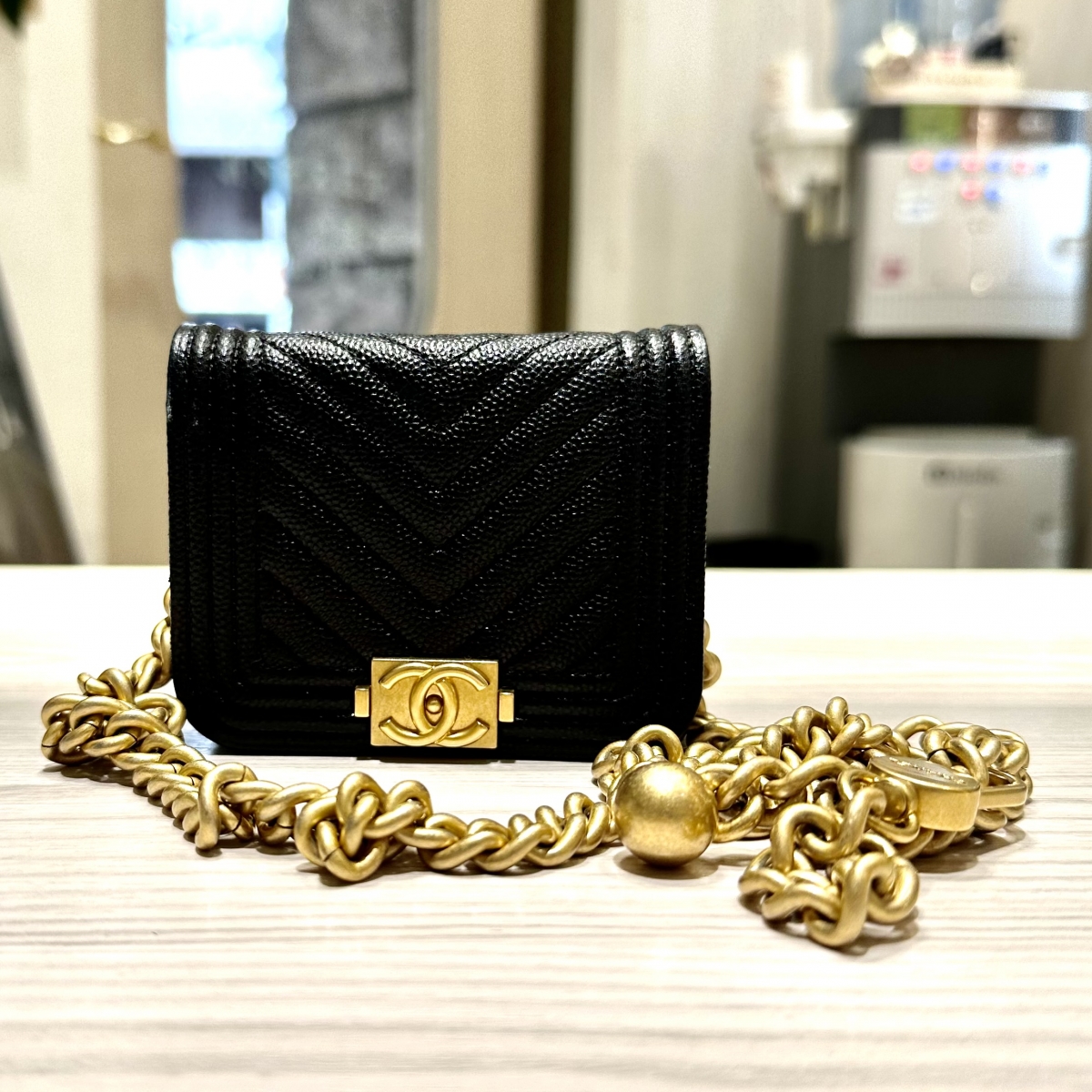 渋谷店で、シャネルのキャビアスキン、チェーンウォレットポーチを買取