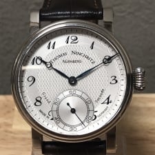 神戸三宮店いて、トーマスニンクリッツのシェルマン別注手巻き腕時計であるグランドセコンド・TN200を高価買取いたしました。状態は通常使用感のお品物です。