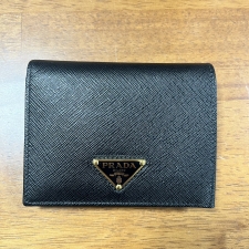 心斎橋店で、プラダのサフィアーノレザーを使用した、2つ折りのコンパクト財布（1MV204）を買取しました。状態は数回使用程度の新品同様品です。