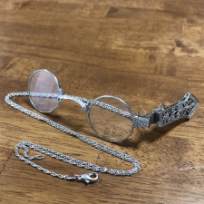 神戸三宮店にて、K18WGにダイヤモンドがセッティングされた折り畳み片眼鏡を高価買取いたしました。状態は通常使用感のお品物です。