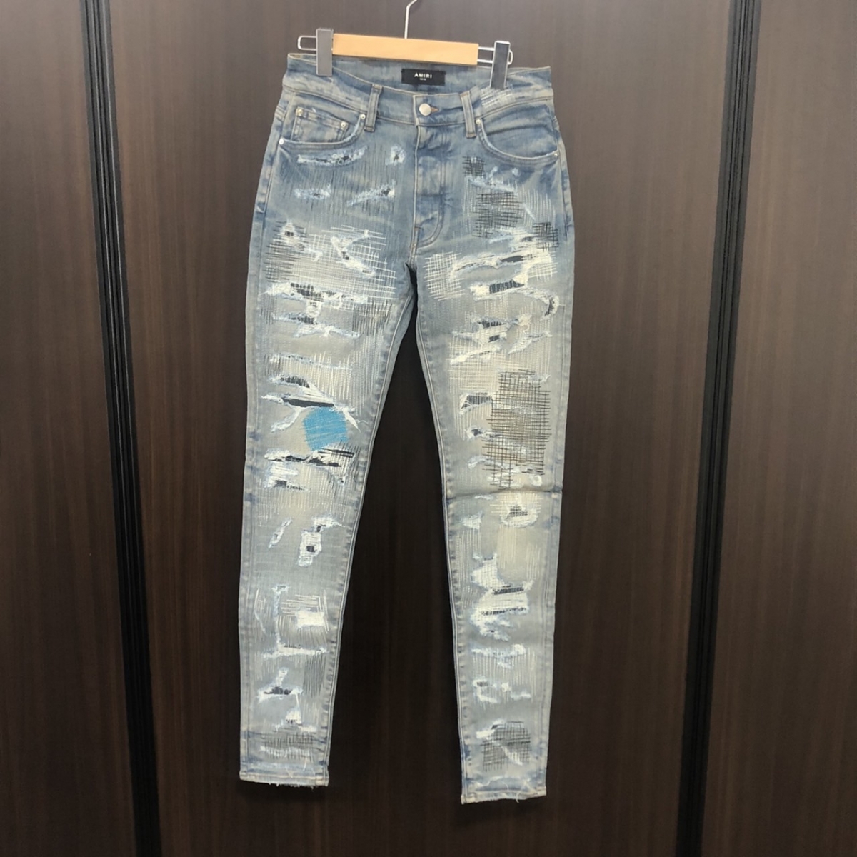 アミリのUSA製 All Over Repair Jean Denim ダメージ加工ボタンフライデニムパンツ・ボトムス ブルーの買取実績です。