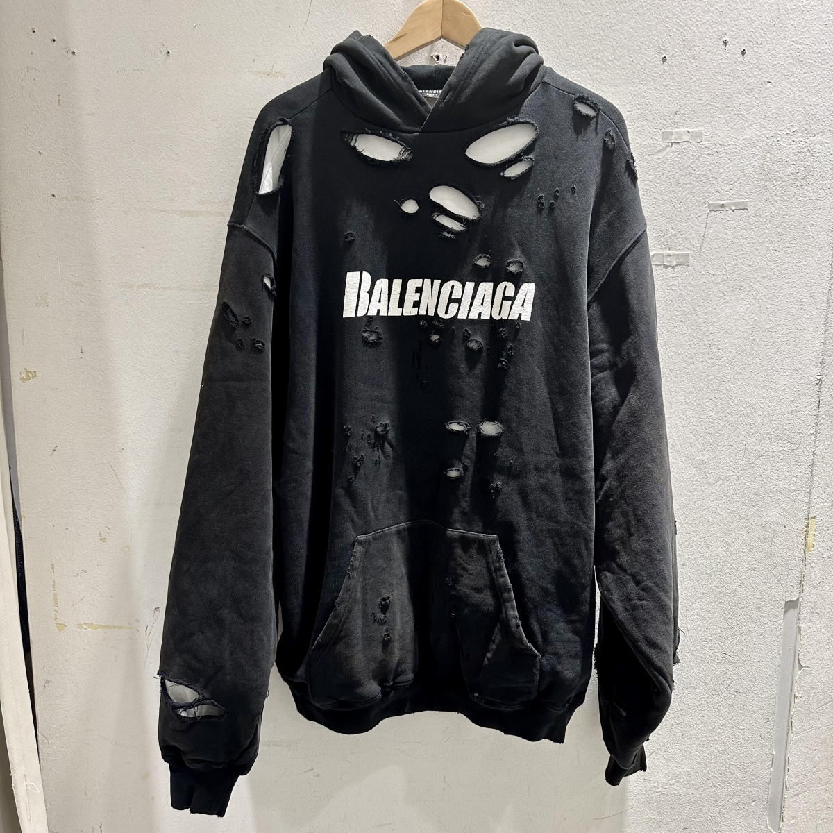 バレンシアガのブラック 2021年製 659403 Caps Destroyed Hoodie パーカーの買取実績です。