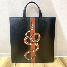 浜松入野店で、グッチのキングスネークプリントの2wayトートバッグ、450950を買取ました。状態は綺麗な状態の中古美品です。