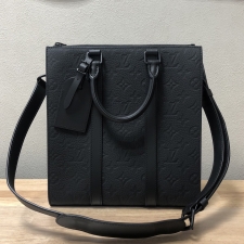 神戸三宮店にて、ルイヴィトンの2WAYバッグであるトリヨンモノグラムラインのサックプラクロス・M59960を高価買取いたしました。状態は綺麗な状態のお品物です。