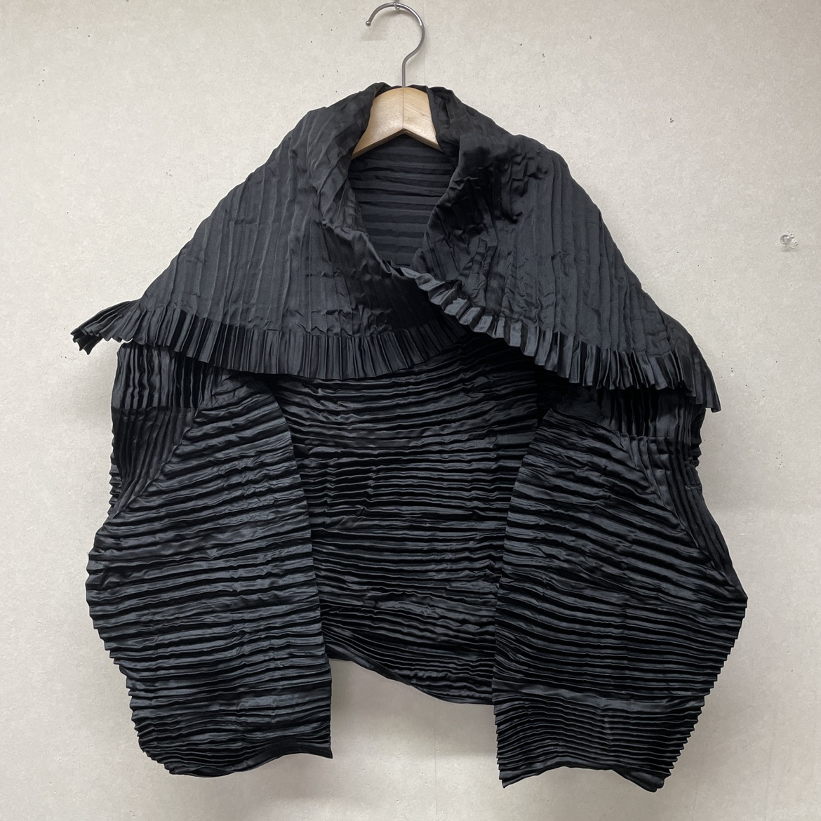 イッセイミヤケのブラック 変形 プリーツジャケット IM23FD617の買取実績です。