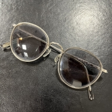 心斎橋でオリバーピープルズを買取。リミテッドエディションの、MP-2雅のサングラスを買取しました。状態は若干の使用感がある中古品です。